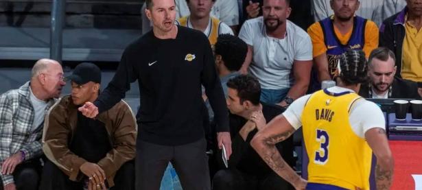 金年会体育-浓眉回归首秀大放异彩，羽毛球队主场球迷高呼名字